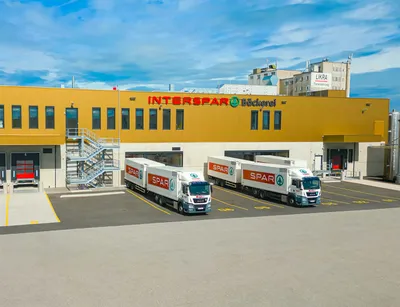 Außenansicht der INTERSPAR-Bäckerei in Marchtrenk mit SPAR-LKW vor dem Gebäude