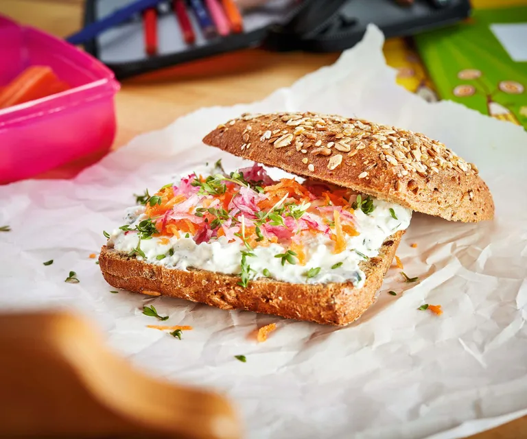 Vollkornweckerl mit Frischkäse, geriebenen Karotten und Kresse als gesunde Schuljause