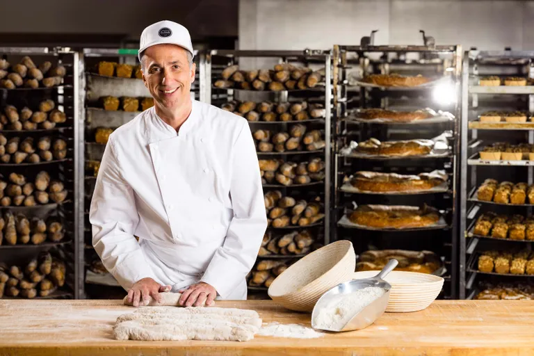 Bäckermeister Peter Astleithner der INTERSPAR-Bäckerei lächelt mit seinem Bäckerliebling in die Kamera