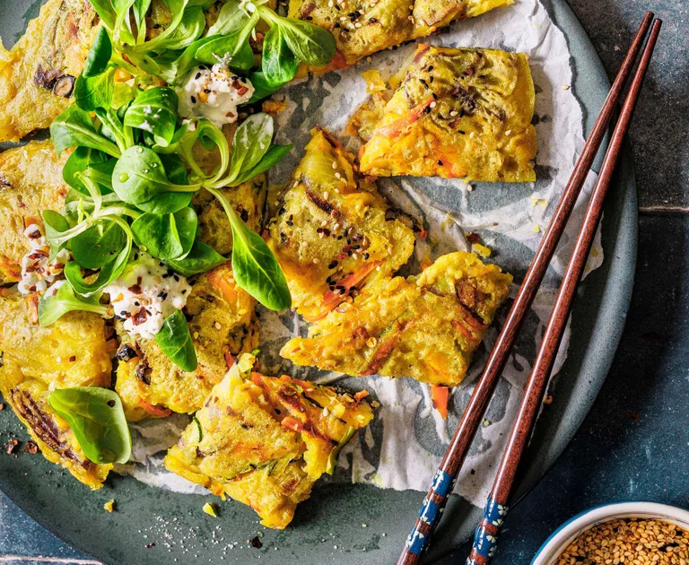 Koreanischer Gemüse-Pancake mit Salat, Sesam und würzigem Dip