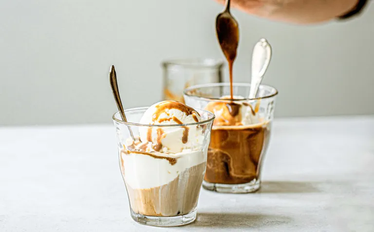 Vanilleeis mit Espresso in Gläsern, serviert als italienisches Dessert