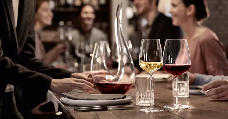 Ein gedeckter Tisch mit verschiedenen Wein- und Wassergläsern und einem Dekanter von Spiegelau