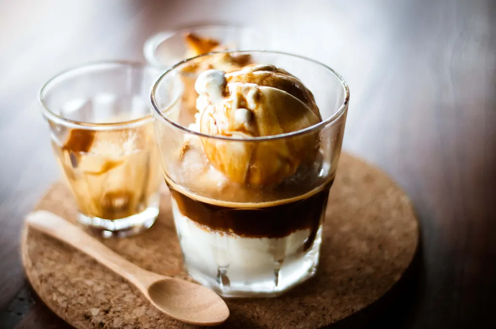 Affogato aus Espresso und Vanilleeis im Glas mit Löffel