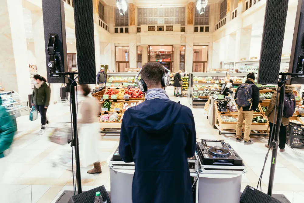 Ein DJ legt im INTERSPAR am Schottentor auf