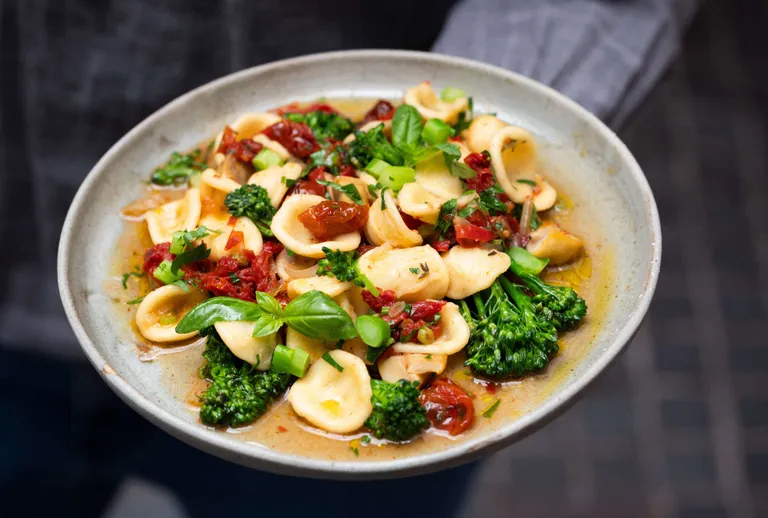 Orecchiette mit Brokkoli, getrockneten Tomaten und frischem Basilikum