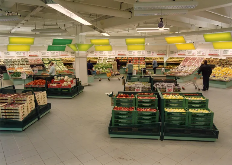 Alte Archivaufnahme einer Obst- und Gemüseabteilung in einem INTERSPAR-Hypermarkt in den 2000er Jahren