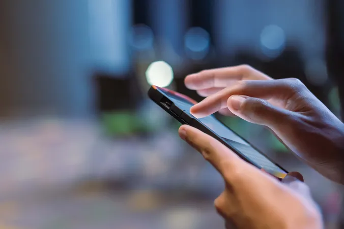 Hand bedient ein Smartphone für digitale Services und mobile Anwendungen