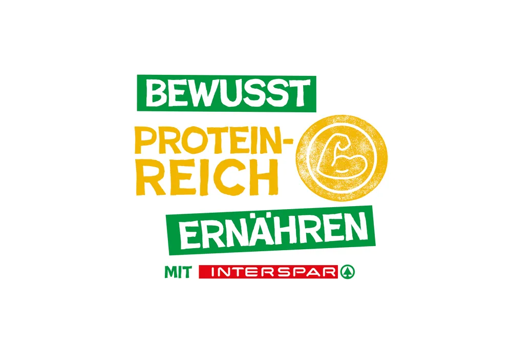 Logo mit dem Text „Bewusst proteinreich ernähren“, einem Symbol eines angespannten Arms und dem Schriftzug „Mit INTERSPAR“ in Rot und Grün, das für eine proteinreiche Ernährung wirbt.