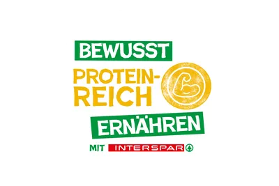 Logo mit dem Text „Bewusst proteinreich ernähren“, einem Symbol eines angespannten Arms und dem Schriftzug „Mit INTERSPAR“ in Rot und Grün, das für eine proteinreiche Ernährung wirbt.