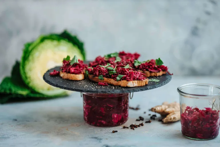 Canapés mit fermentierter Roter Bete auf geröstetem Brot als kreative Vorspeise