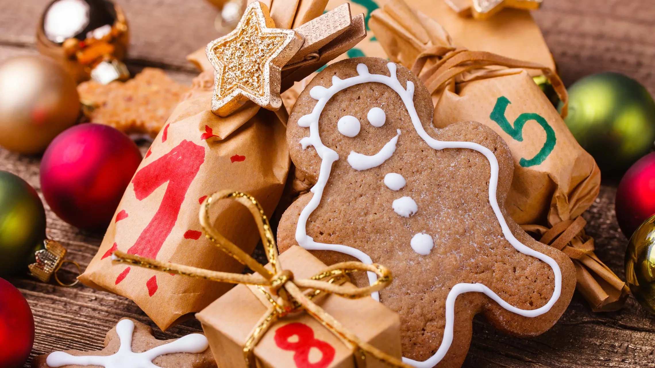 Weihnachtlicher Adventskalender mit Lebkuchen, kleinen Geschenken und Christbaumkugeln