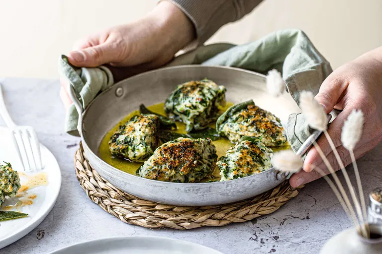 Mediterrane Malfatti aus Spinat und Ricotta in Salbeibutter