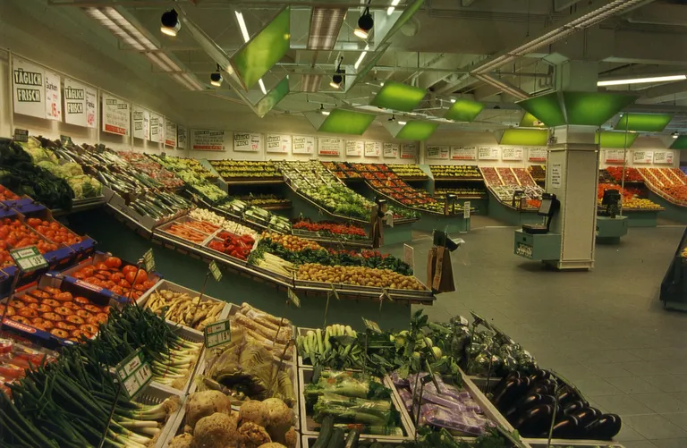 Alte Archivaufnahme einer Obst- und Gemüseabteilung in einem INTERSPAR-Hypermarkt in den 90er Jahren