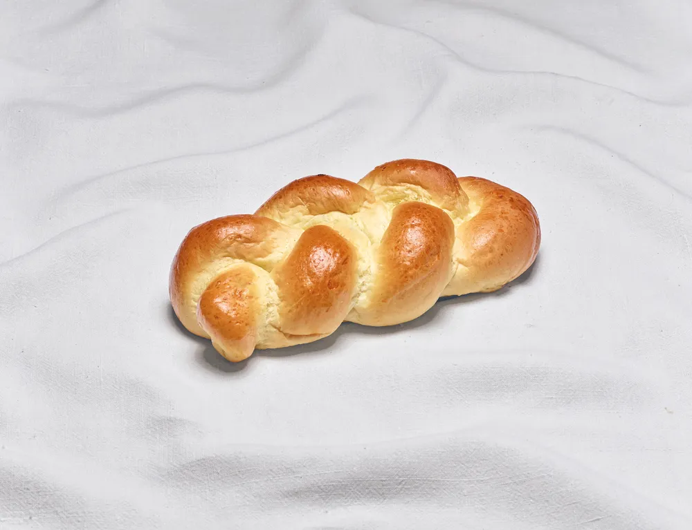 Ein frisch gebackener Bäckerstriezel aus der INTERSPAR-Bäckerei auf einem weißen Tischtuch