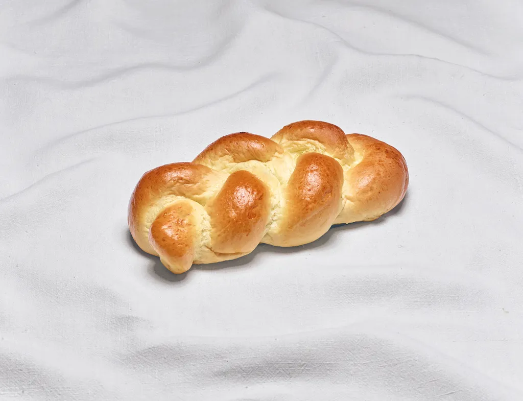 Ein frisch gebackener Bäckerstriezel aus der INTERSPAR-Bäckerei auf einem weißen Tischtuch