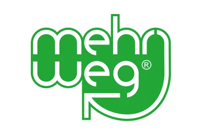 Grünes Logo mit dem Wort „Mehrweg“, versehen mit stilisiertem weißem Schriftzug und einem geschwungenen Pfeil am unteren Rand.