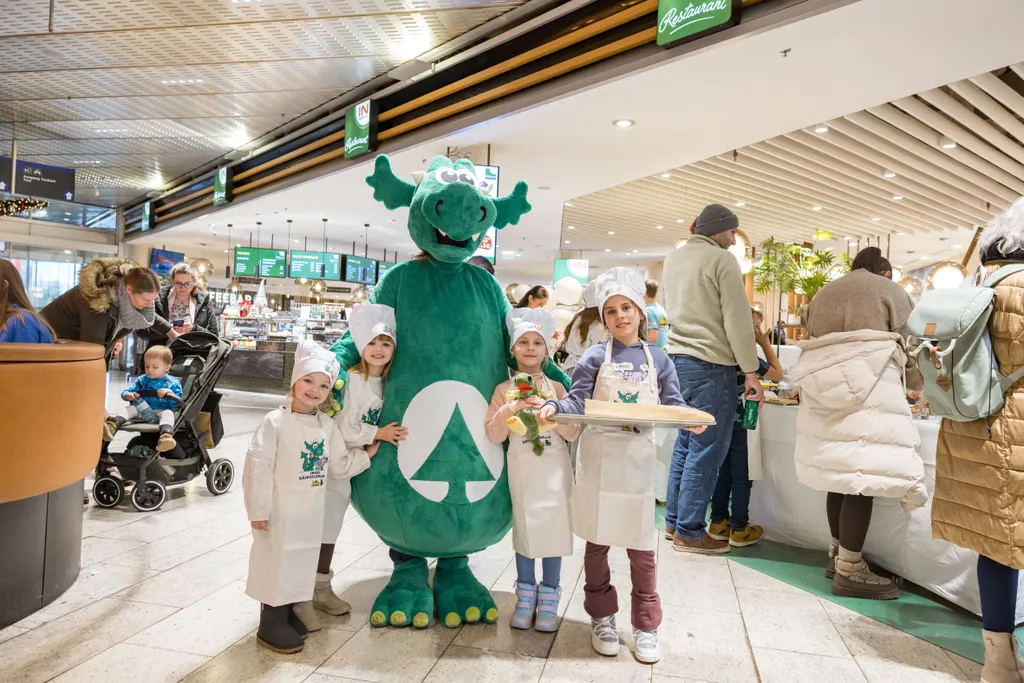 Mehrere Kinder posieren im Zuge des "Keksebackens mit INGO" mit INGO vor der Kamera