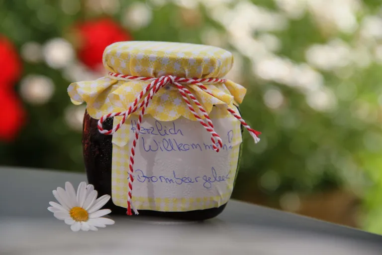 Selbstgemachte Marmelade mit handgeschriebenem Etikett