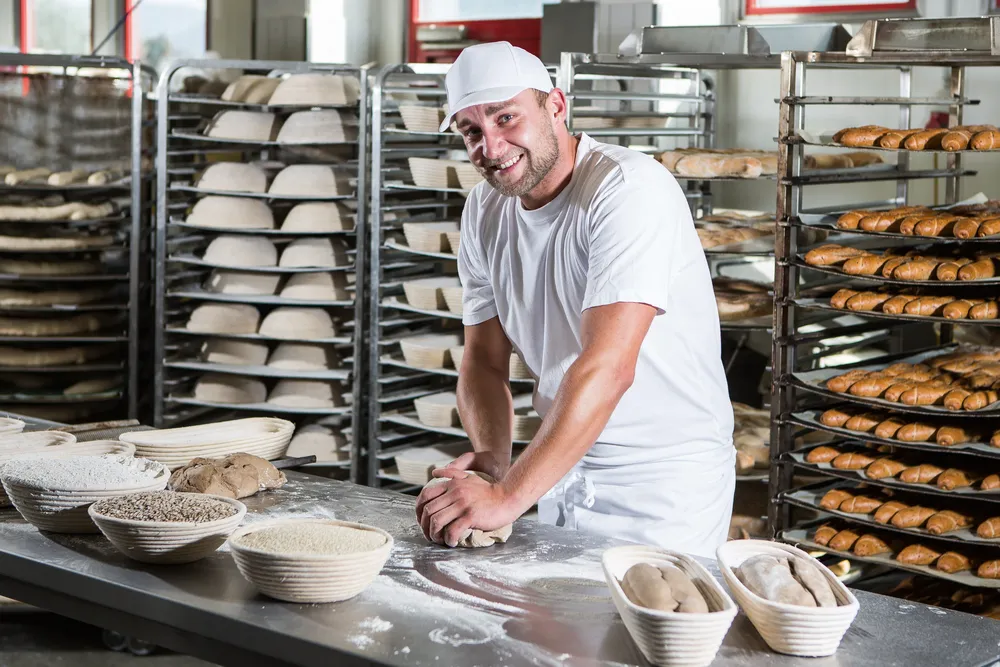 Bäckermeister Sascha Prehofer der INTERSPAR-Bäckerei lächelt mit seinem Bäckerliebling in die Kamera