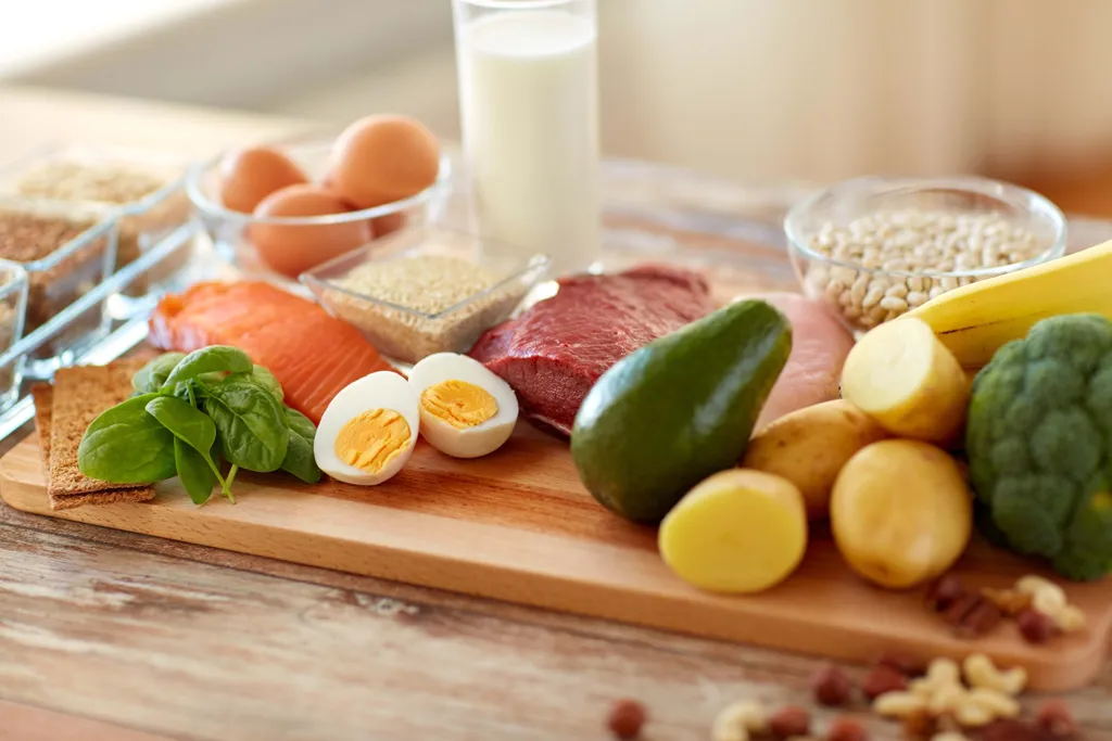 Auswahl proteinreicher und nährstoffreicher Lebensmittel wie Fisch, Fleisch, Eier, Gemüse und Hülsenfrüchte