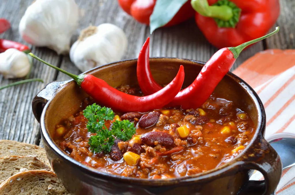 Würziges Chili con Carne mit Bohnen, Mais und roten Chilischoten