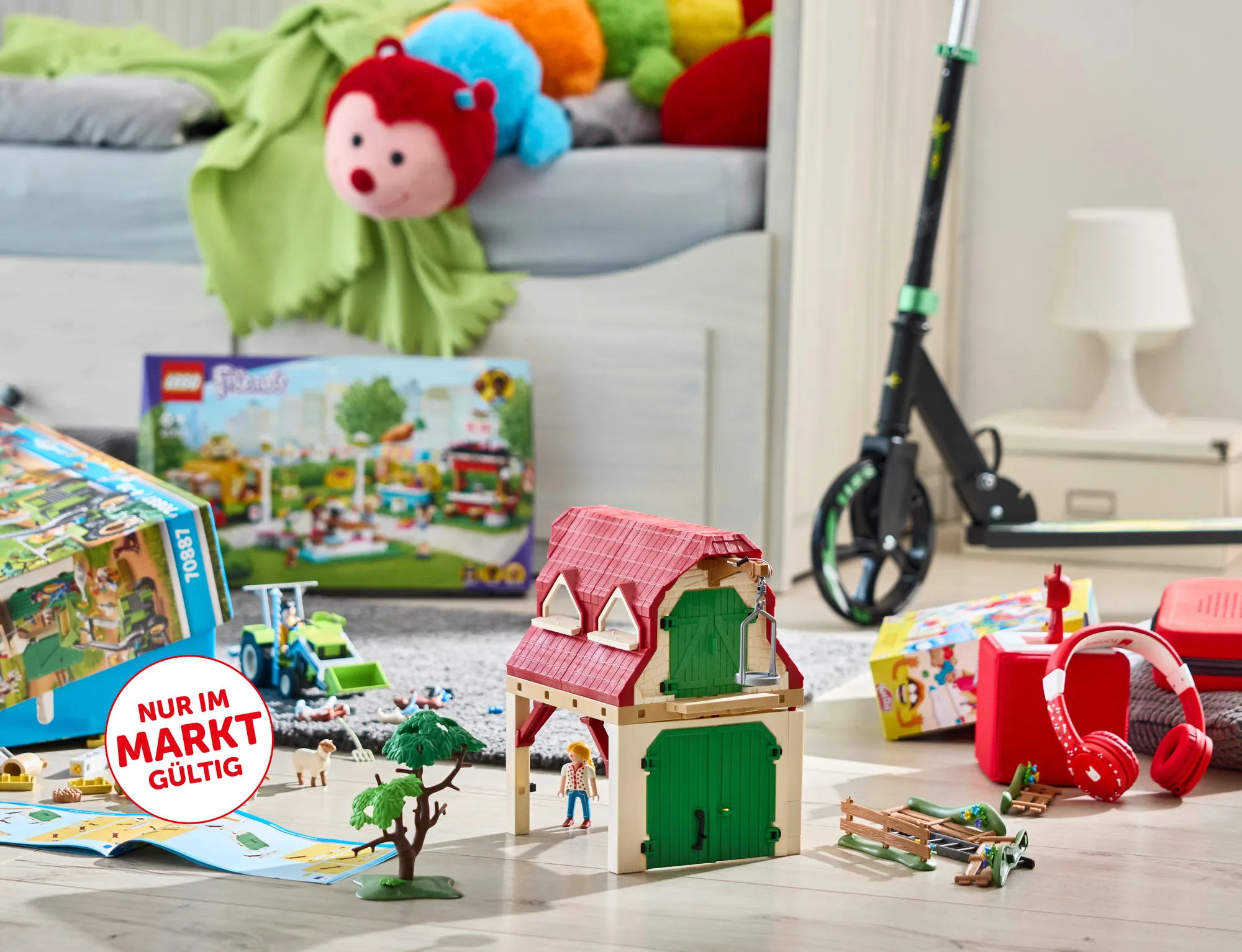 Mehrere verschiedene Spielsachen, von Playmobil über Tonies bis hin zu einem Roller und Stofftieren