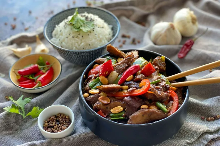 Veganes Kung Pao mit Fleischersatz, Paprika, Erdnüssen und Jasminreis