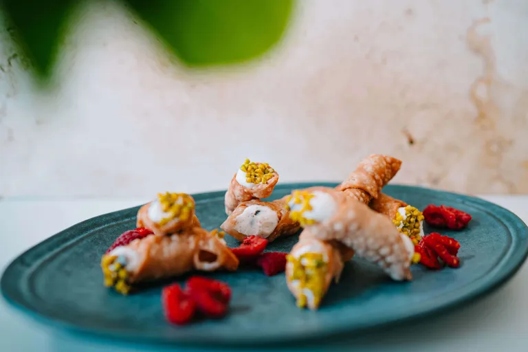 Sizilianische Cannoli mit Ricottacreme, Pistazien und gefriergetrockneten Himbeeren