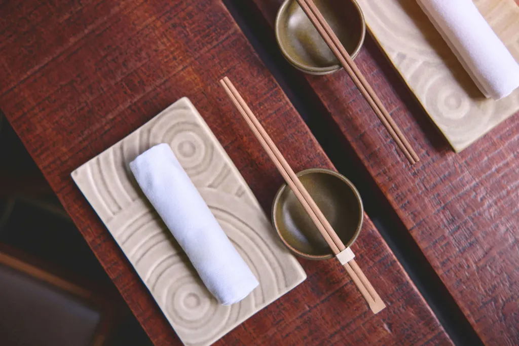 Gedeckter Tisch mit Essstäbchen, Schale und Serviette im japanischen Stil