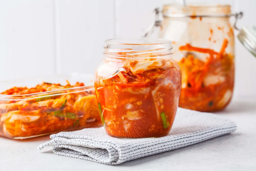Kimchi fermentiert in einem Glas