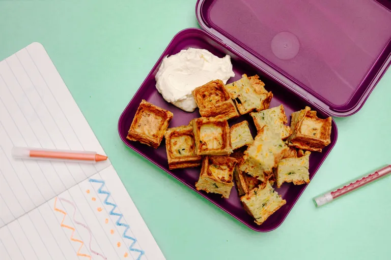 Herzhafte Gemüse-Waffeln mit Dip in einer Lunchbox als gesunde Schuljause