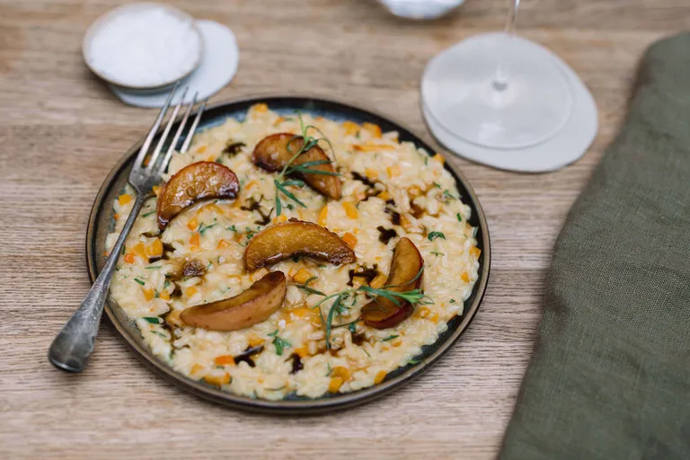 Cremiges Risotto mit gebratenen Pilzen, Kräutern und Balsamico