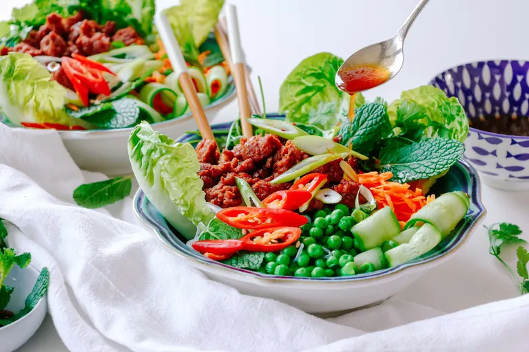 Vietnamesischer Salat mit mariniertem Rindfleisch, frischem Gemüse und würzigem Dressing
