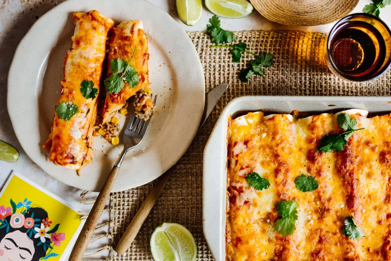 Überbackene Enchiladas mit würziger Füllung, Käse und frischem Koriander