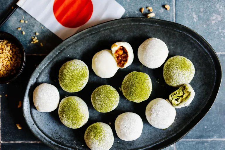 Japanische Mochi mit Matcha und verschiedenen Füllungen auf einer Servierplatte