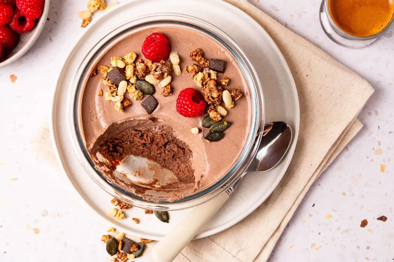 Cremige Schokoladen-Protein-Bowl mit Brownie, Himbeeren, Granola und Schokostückchen
