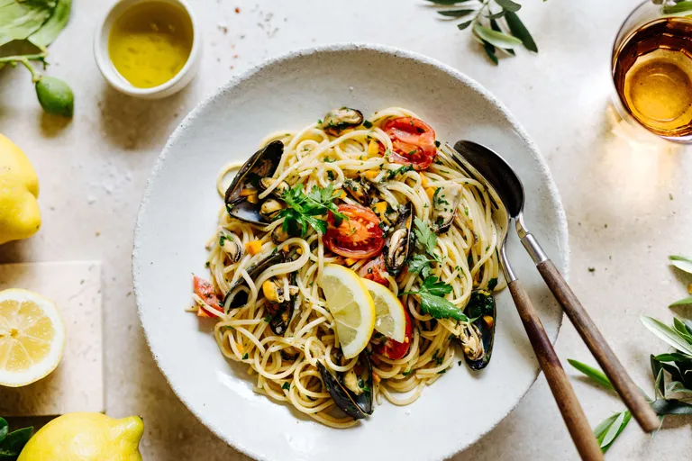 Spaghetti mit Muscheln, Cherrytomaten, Zitrone und frischen Kräutern