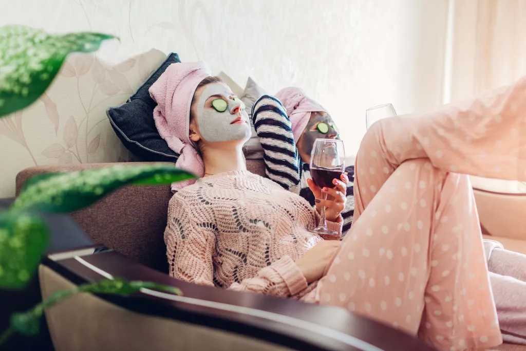 Gesichtsmaske, Gurkenscheiben auf den Augen und einem Wellness-Abend auf dem Sofa