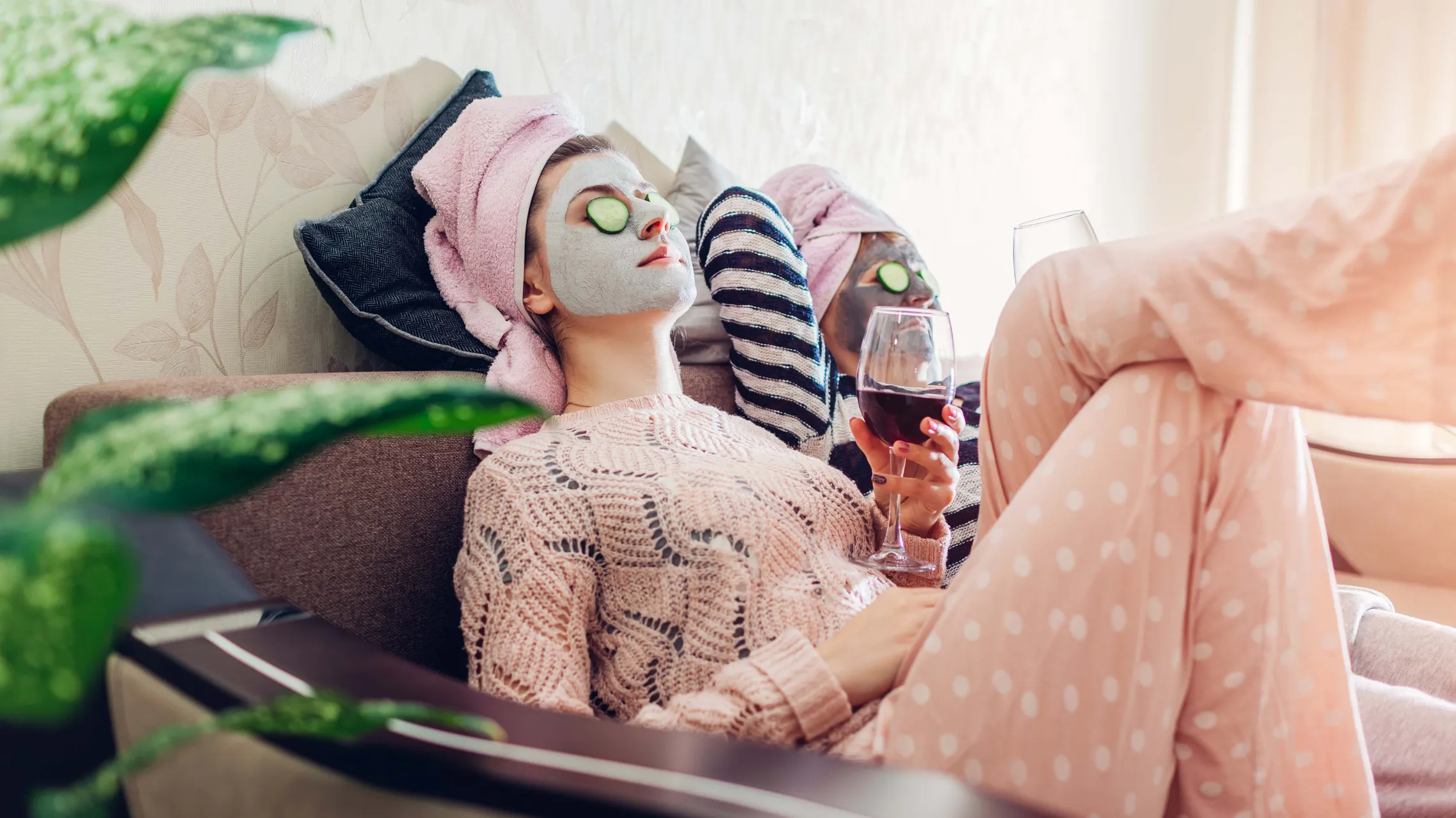 Gesichtsmaske, Gurkenscheiben auf den Augen und einem Wellness-Abend auf dem Sofa