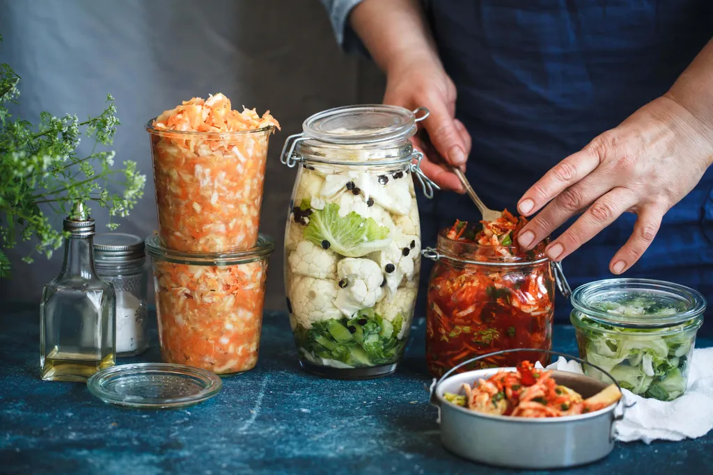 Fermentiertes Gemüse im Glas während der Reifezeit
