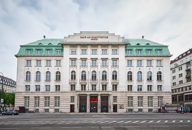 Außenansicht des Haus am Schottentor mit historischer Architektur in Wien