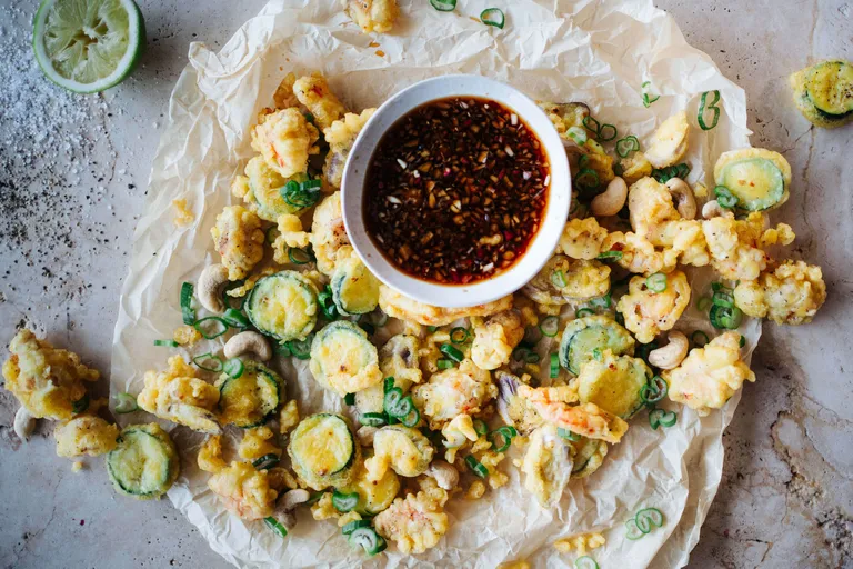 Knuspriges Tempura mit Gemüse, Garnelen und würzigem Dip