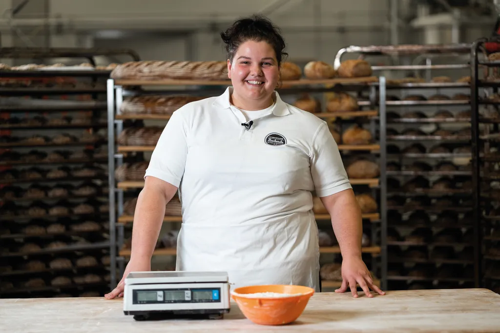 Bäckermeisterin Monika Bernhofer der INTERSPAR-Bäckerei lächelt mit seinem Bäckerliebling in die Kamera