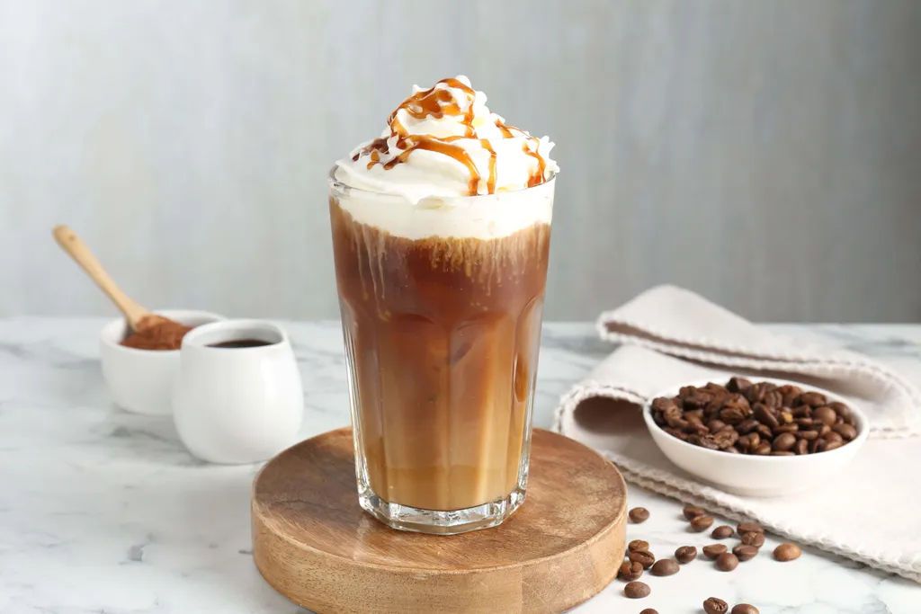 Eiskaffee mit Sahne und Karamellsauce im hohen Glas