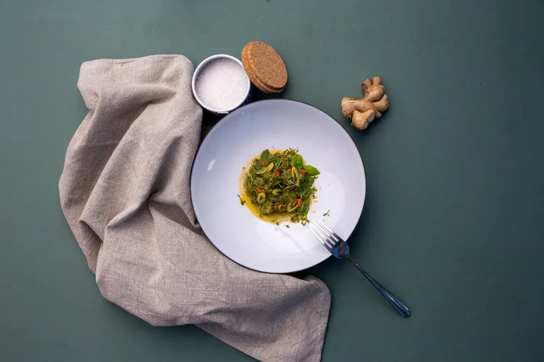 Ceviche von der Regenbogenforelle mit Verjus, Chiliöl, frischen Kräutern und Ingwer