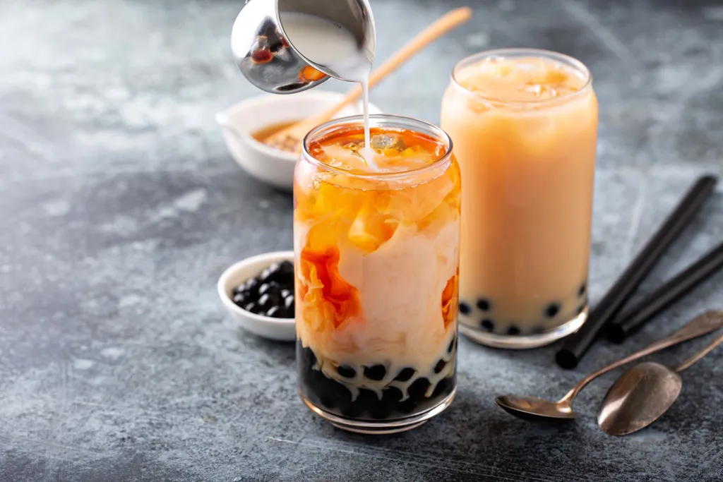 Bubble Tea mit Milch, Eis und Tapiokaperlen in hohen Gläsern