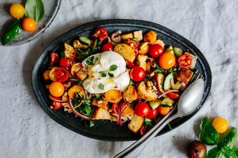 Italienischer Brotsalat mit Burrata, Cherrytomaten und gerösteten Croûtons