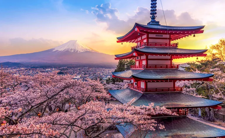 Chureito-Pagode mit Kirschblüten und Blick auf den schneebedeckten Fuji in Japan