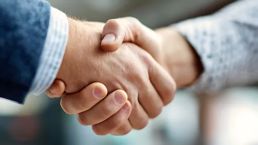 Nahaufnahme eines Handschlags als Symbol für Partnerschaft, Zusammenarbeit und Vertrauen