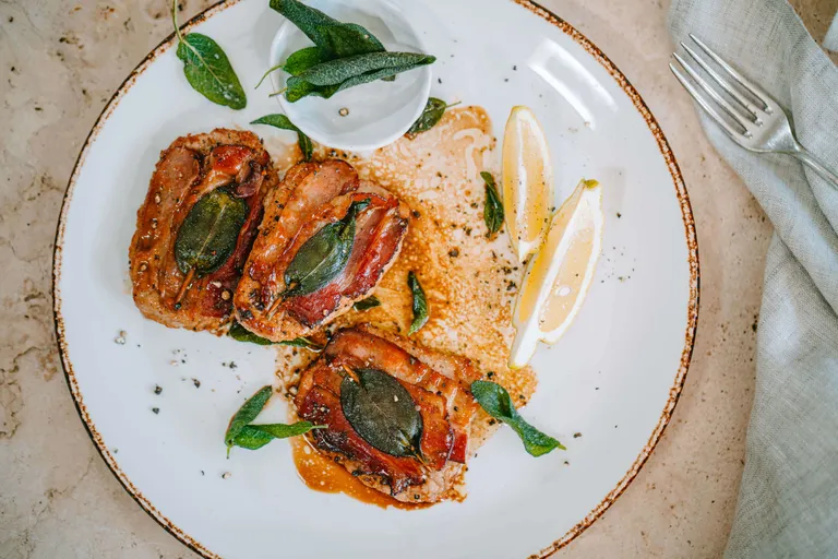 Saltimbocca alla Romana mit Salbei, Prosciutto und Zitronenspalten
